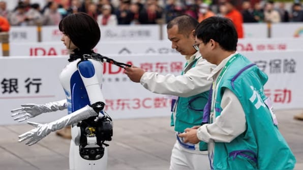 It's humans vs humanoids in China's 21 km half-marathon race. Who won?