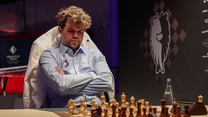 Chess legend Magnus Carlsen recreates 26-piece position after looking at board for just two seconds Chess legend Magnus Carlsen recreates 26-piece position after looking at board for just two seconds